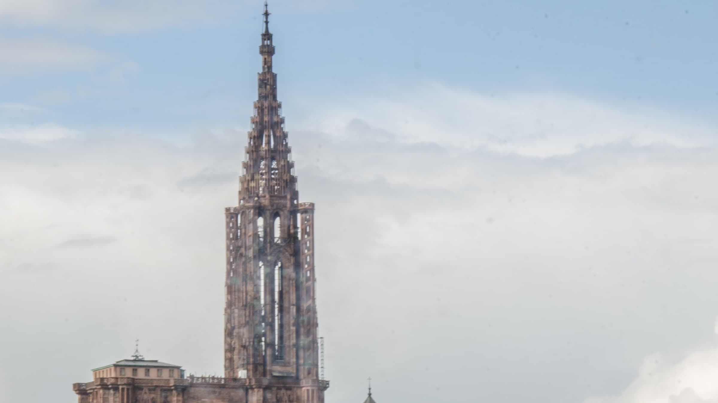 Vue panoramique de la cathédrale Notre-Dame au-dessus des toits de Strasbourg
