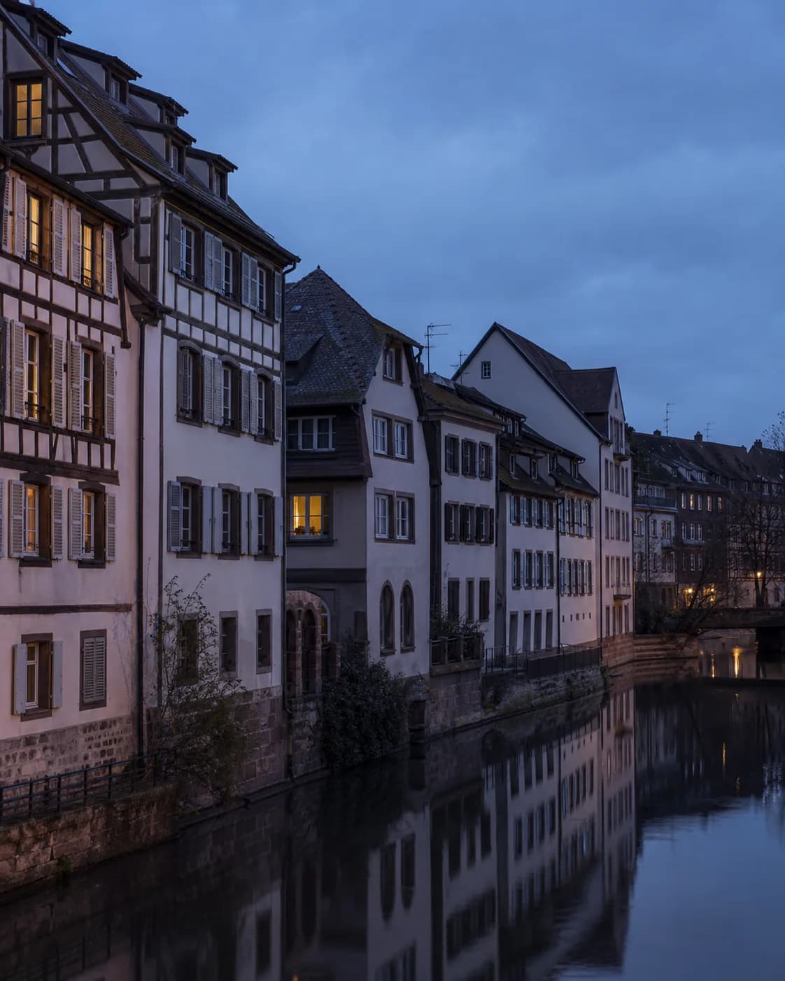 Façades et quais de Strasbourg à la lumière du soir